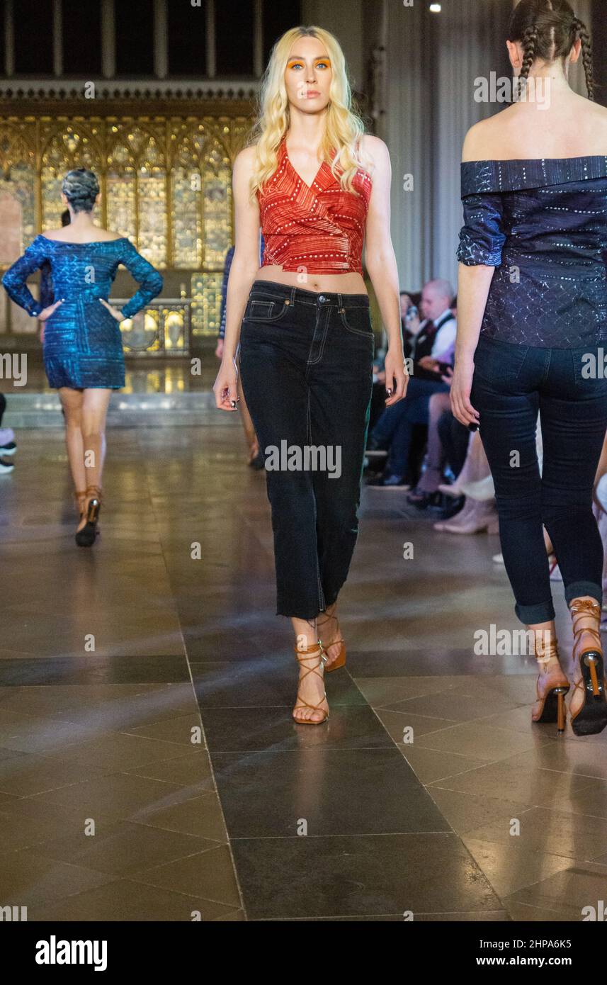 19th de febrero de 2022. Famosos Flock a la moda más fina. Toomey y Koko  diseños en la pista. Los diseñadores de África y Europa ofrecieron una  impresionante muestra de arte a