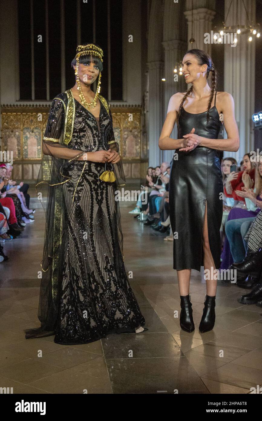 19th de febrero de 2022. Famosos Flock a la moda más fina. Carat23 y Zarya  Azadi diseños en la pista. Los diseñadores de África y Europa ofrecieron  una impresionante muestra de arte