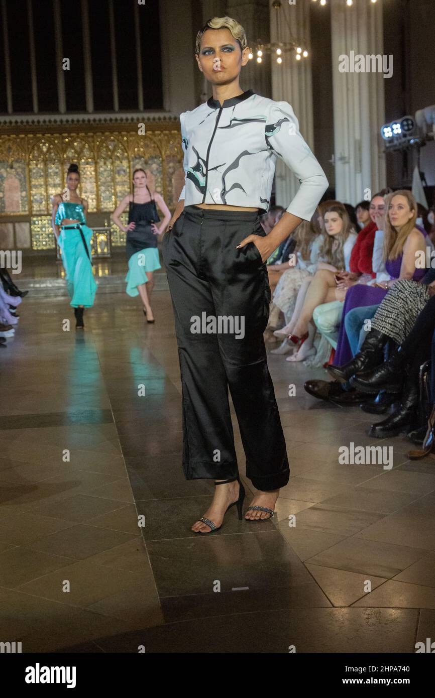 19th de febrero de 2022. Famosos Flock a la moda más fina. Soleil Atelier  diseña en la pista. Los diseñadores de África y Europa ofrecieron una  impresionante muestra de arte a la