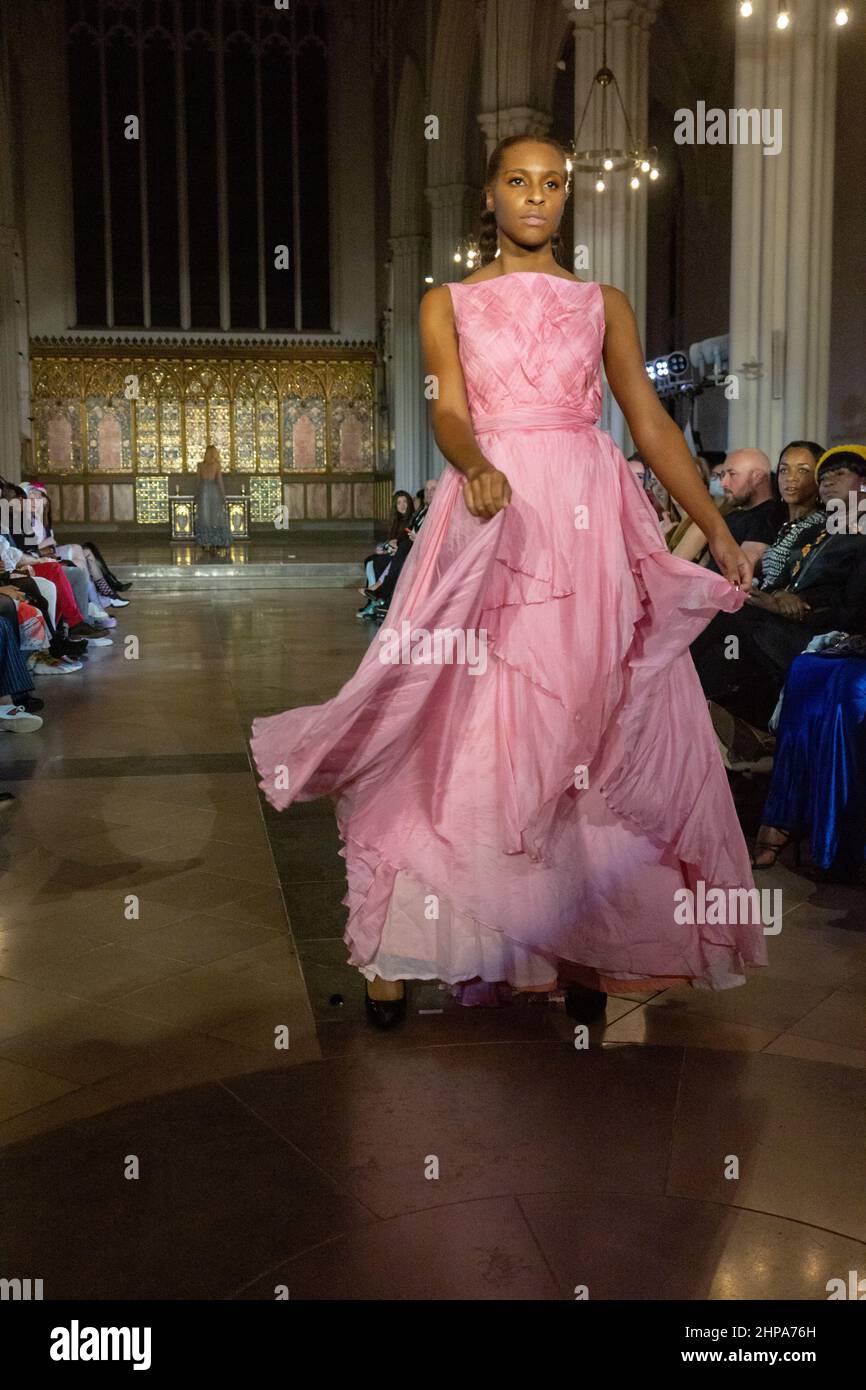 19th de febrero de 2022. Famosos Flock a los diseños finest.Almara de Aruna  Goud en la pista. Los diseñadores de África y Europa ofrecieron una  impresionante muestra de arte a la moda