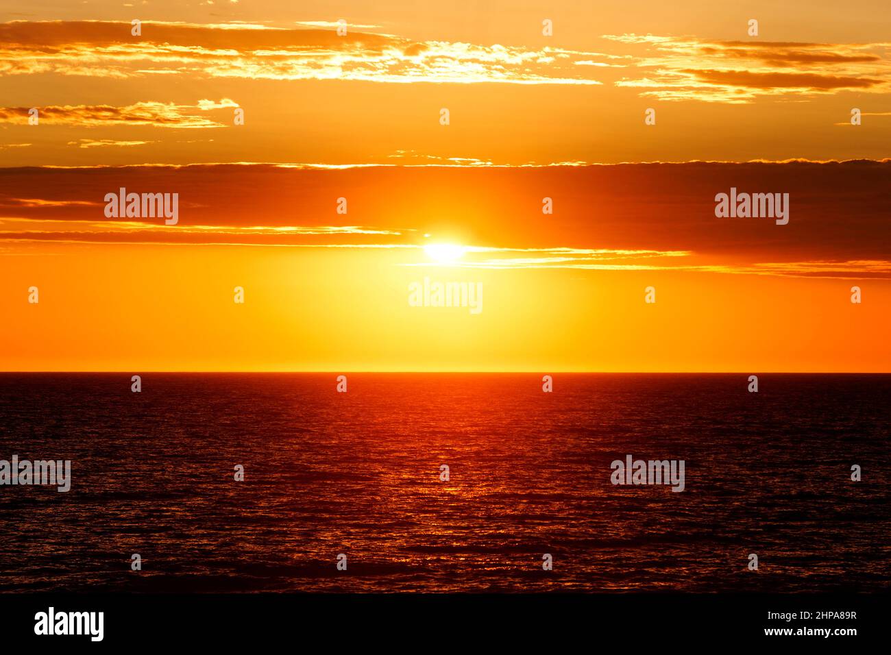 Puesta de sol dorada sobre el Océano Índico, Noroeste, Australia Occidental Foto de stock