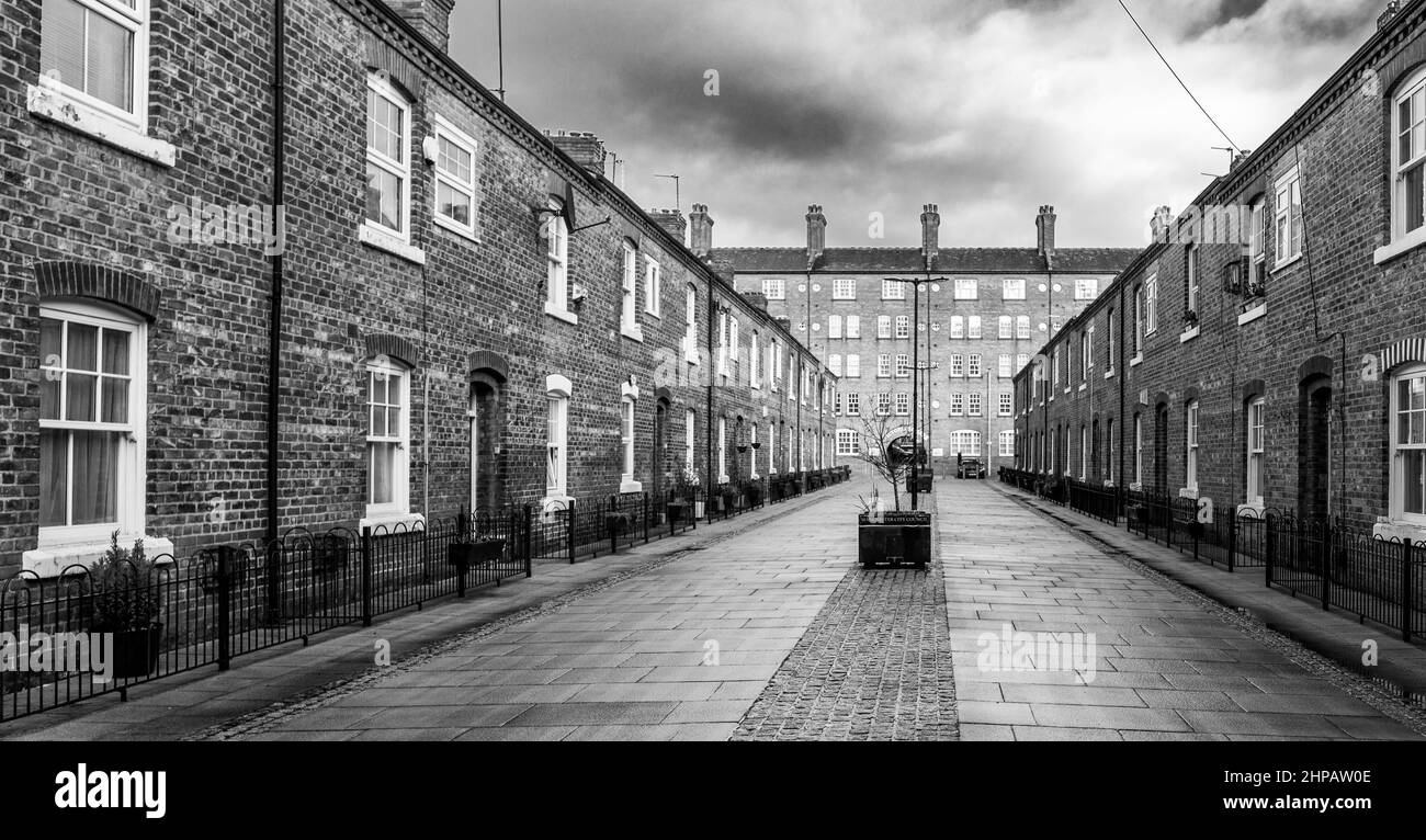 Anita Street prístina terraza con vistas a la plaza Victorai (vivienda municipal), Ancoats, Manchester, Inglaterra, Reino Unido. Foto de stock