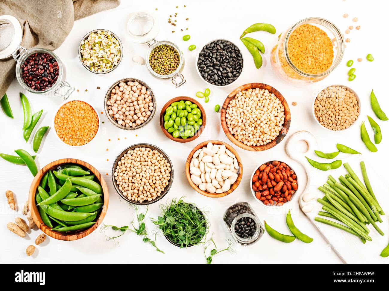 Legumbres, frijoles y brotes. Seco, crudo y fresco, vista superior. Habas rojas, lentejas, habas, garbanzos, soja, edamame, guisantes verdes, dieta sana foo Foto de stock