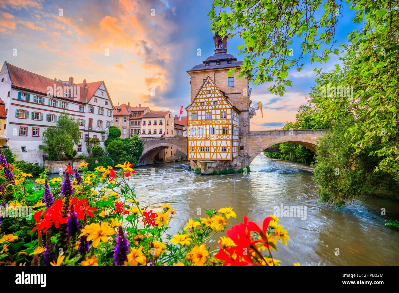 Bamberg, Alemania. Ayuntamiento de Bamberg (Altes Rathaus) con dos puentes sobre el río Regnitz. Alta Franconia, Baviera. Foto de stock
