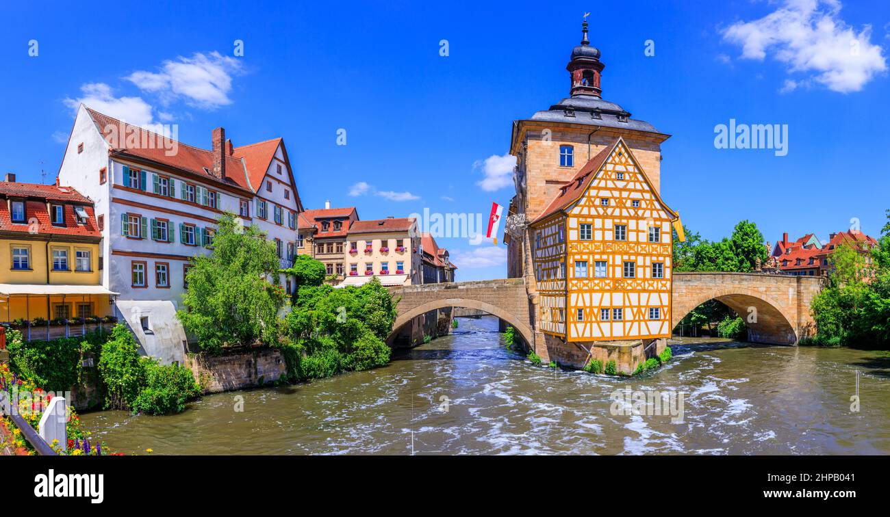 Bamberg, Alemania. Ayuntamiento de Bamberg (Altes Rathaus) con dos puentes sobre el río Regnitz. Alta Franconia, Baviera. Foto de stock