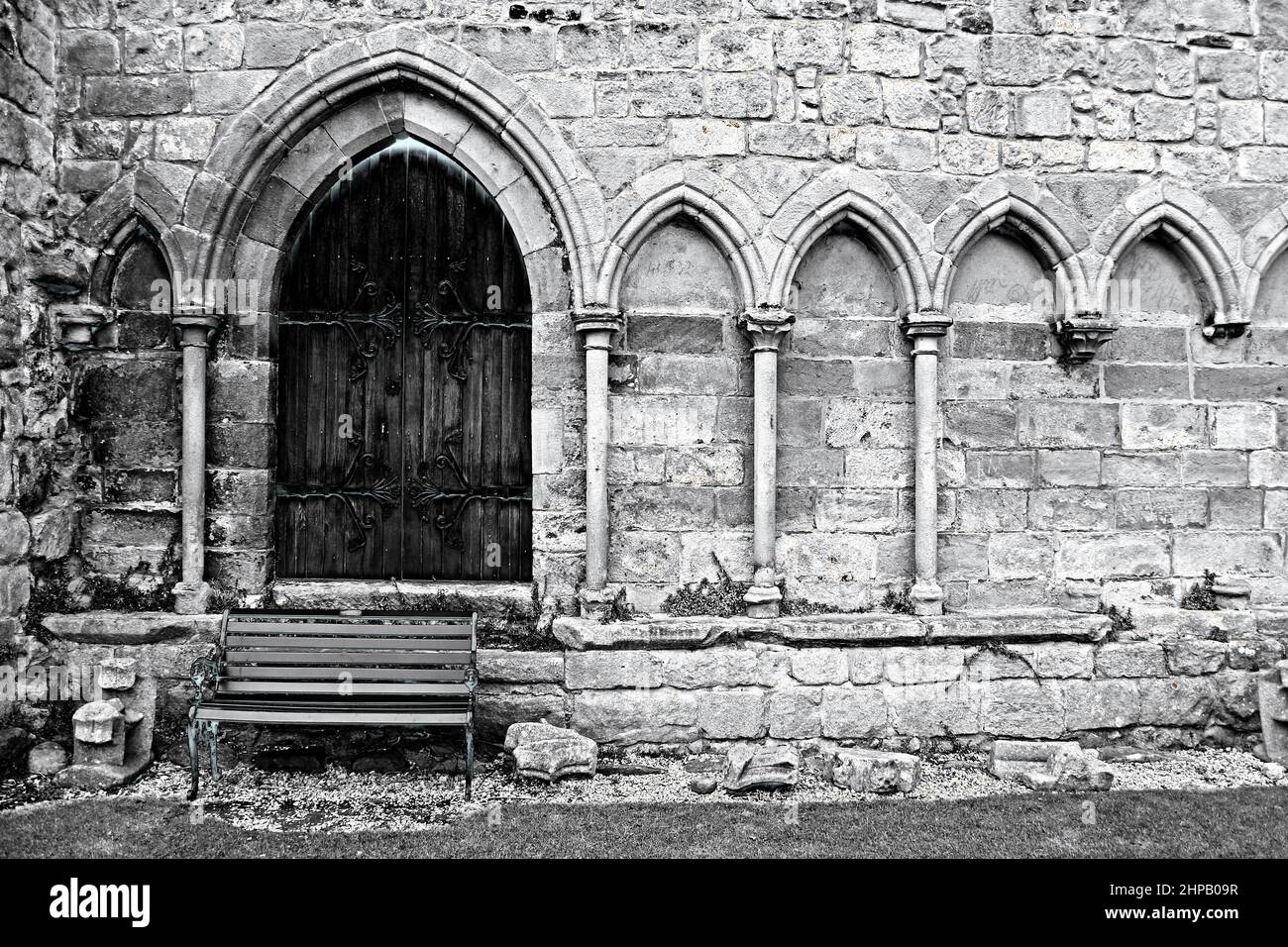 Puertas arqueadas góticas, Bolton Abbey, North Yorkshire Foto de stock