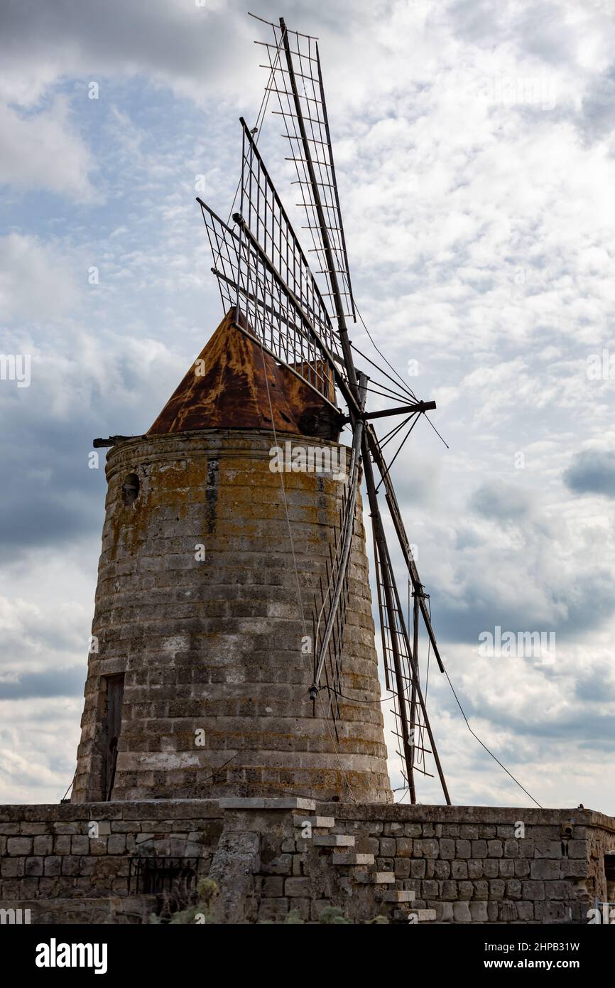 antiguo molino de viento para moler sal y cereales, europa Foto de stock