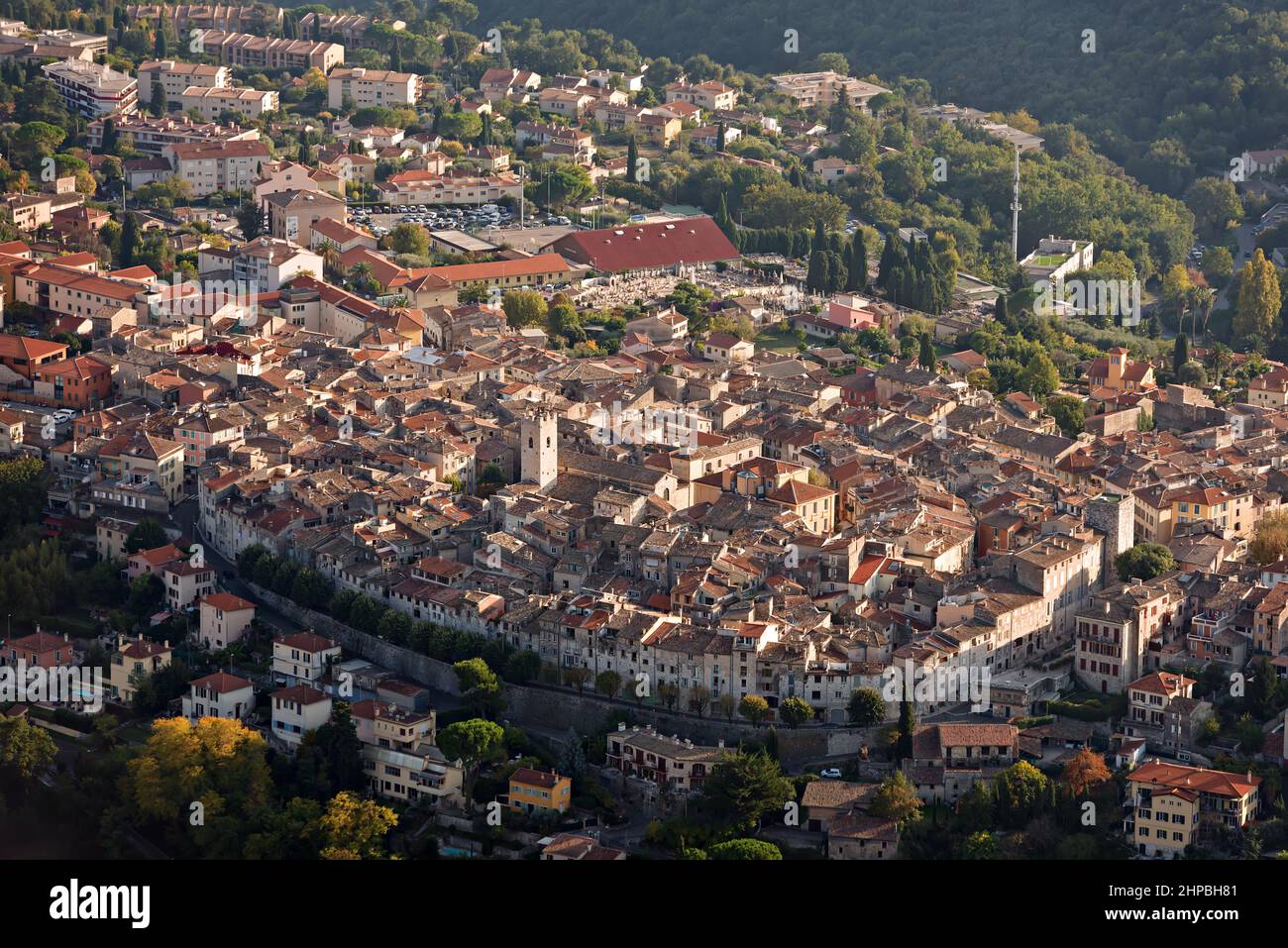 La ciudad medieval de Vence se encuentra en las colinas del departamento de Alpes Marítimos, en la región de Provenza-Alpes-Costa Azul, en el sureste de Francia betwe Foto de stock