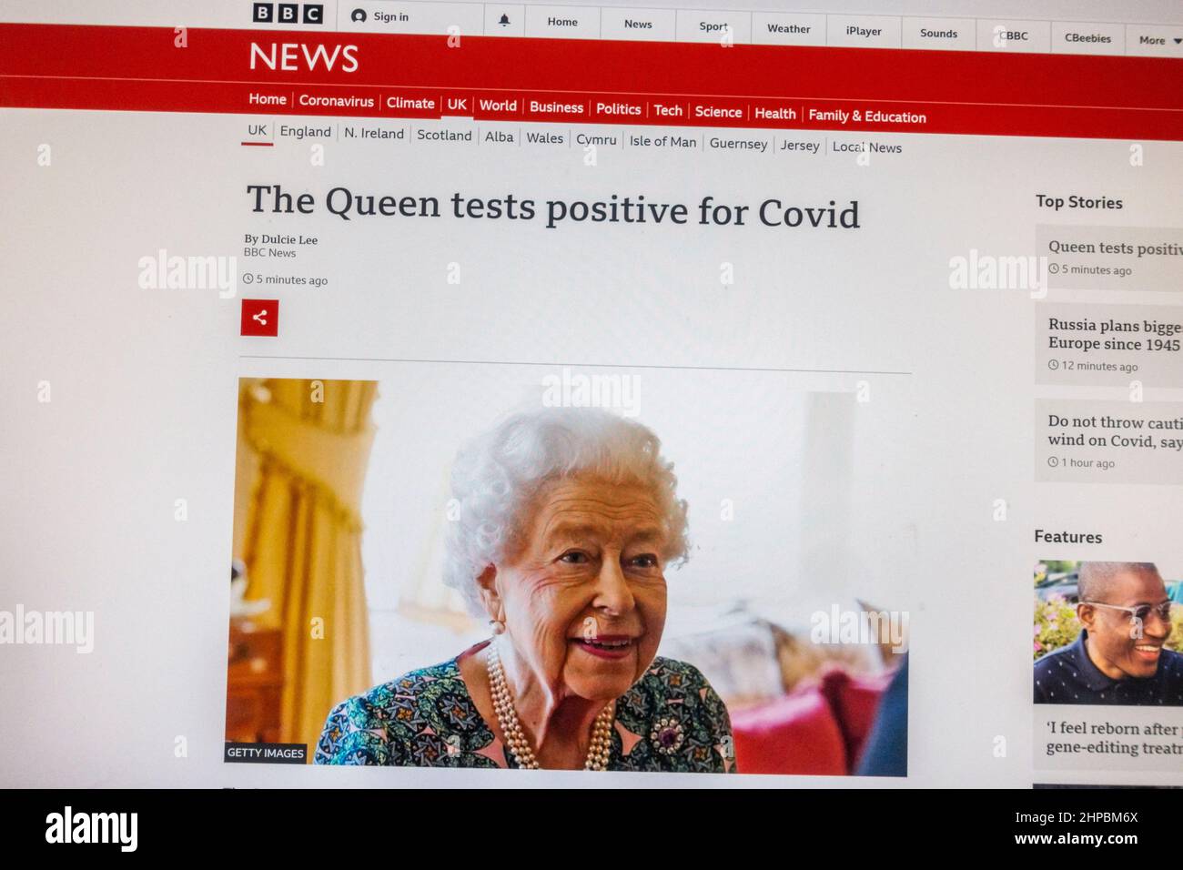 Captura de pantalla tras las últimas noticias de que la reina Elizabeth II dio positivo para Covid-19: Titular instantáneo en el sitio web de BBC News el 20th de febrero de 2022. Foto de stock