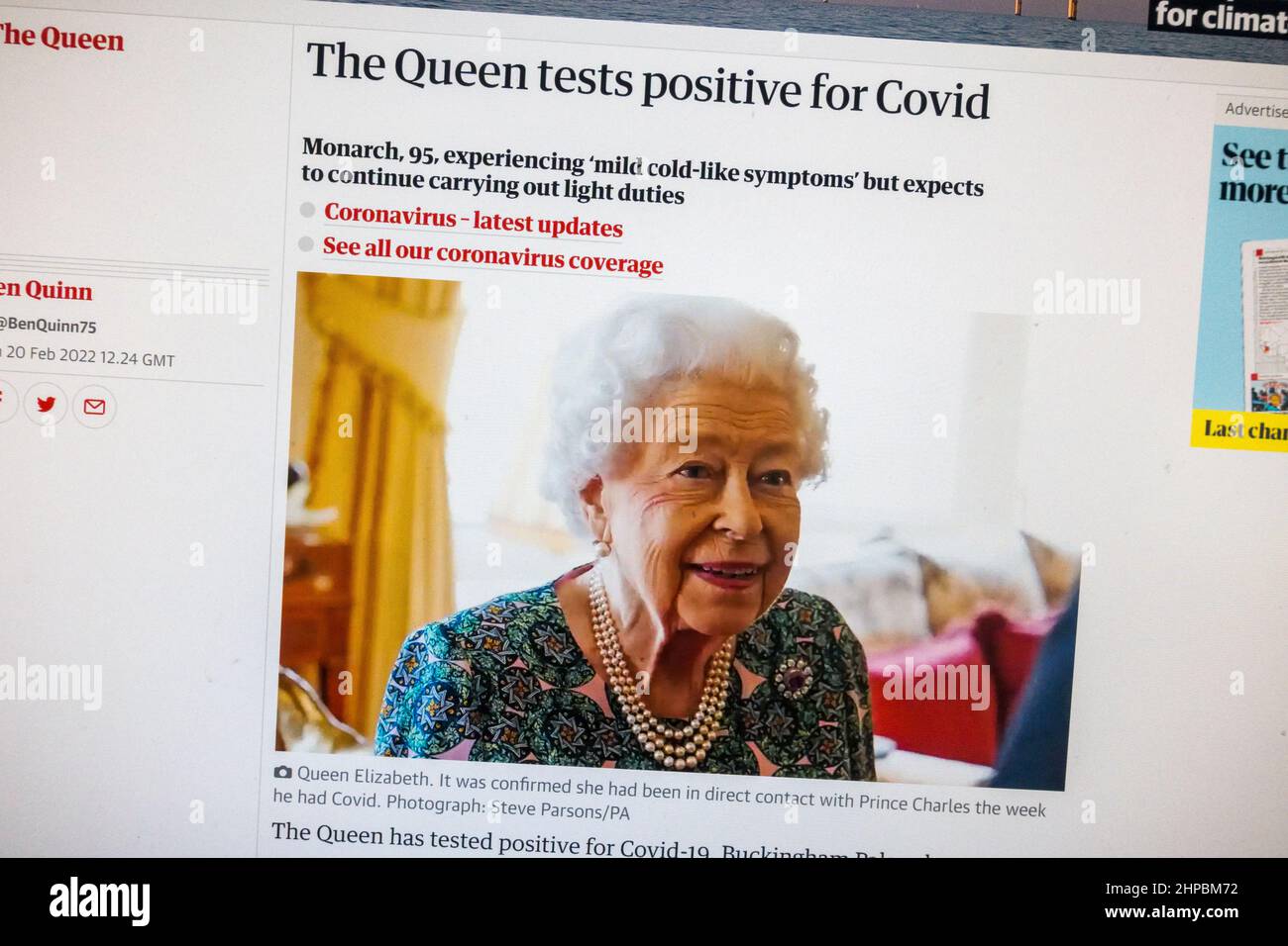 Captura de pantalla siguiente a las noticias de última hora que la reina Elizabeth II dio positivo para Covid-19: Titular instantáneo en el sitio web del Times el 20th de febrero de 2022. Foto de stock