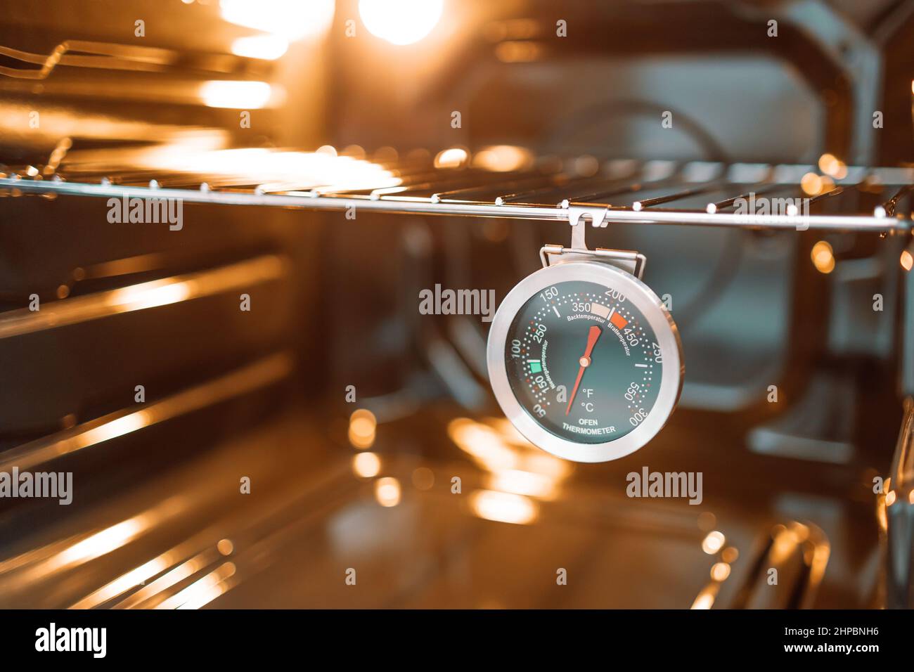 Temperatura del horno para cocinar en un nuevo horno de gas Fotografía de  stock - Alamy