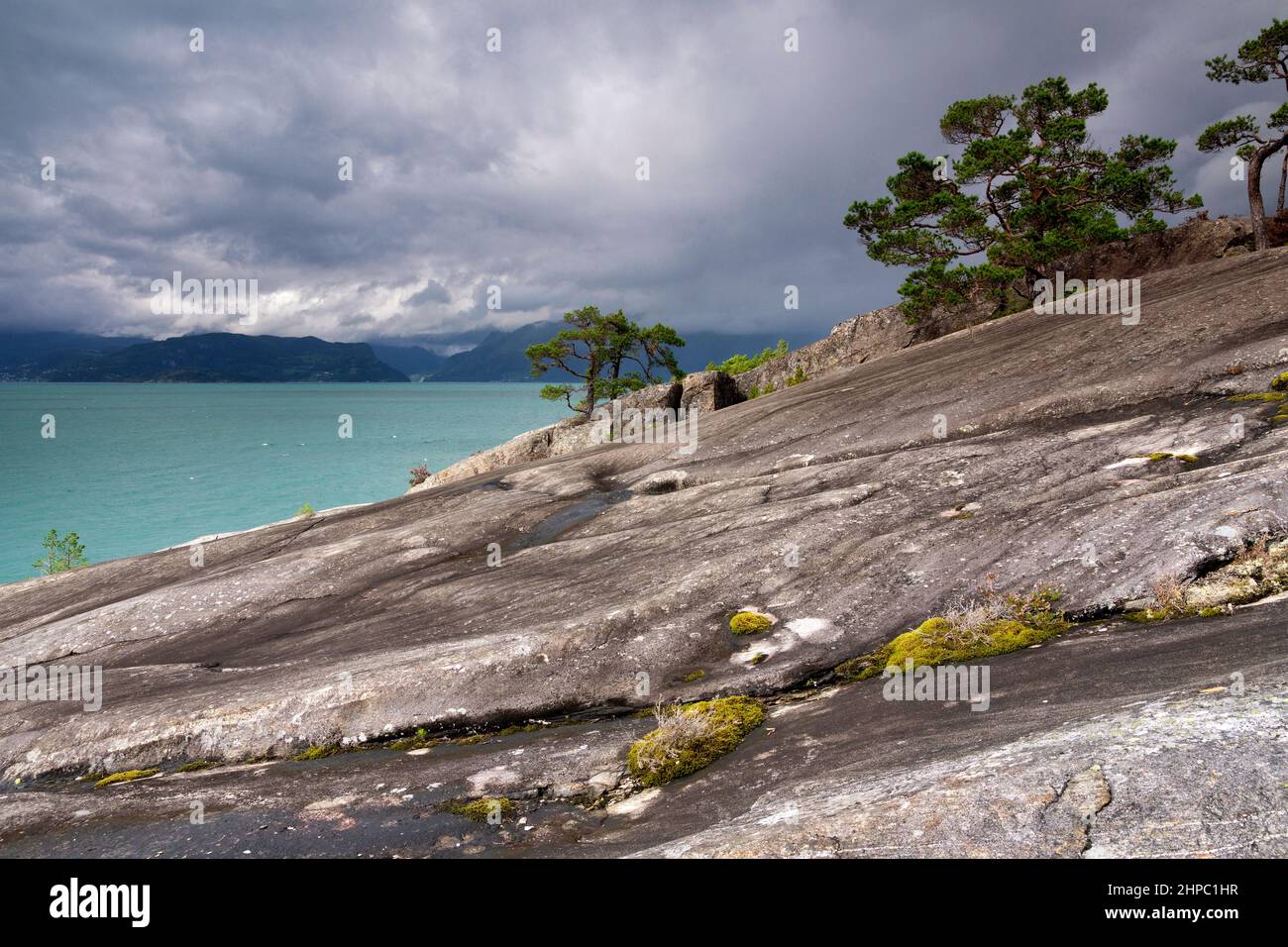 El punto de referencia rocoso Hereiane cerca de Jondal en el fiordo de Hardangerfjord Foto de stock