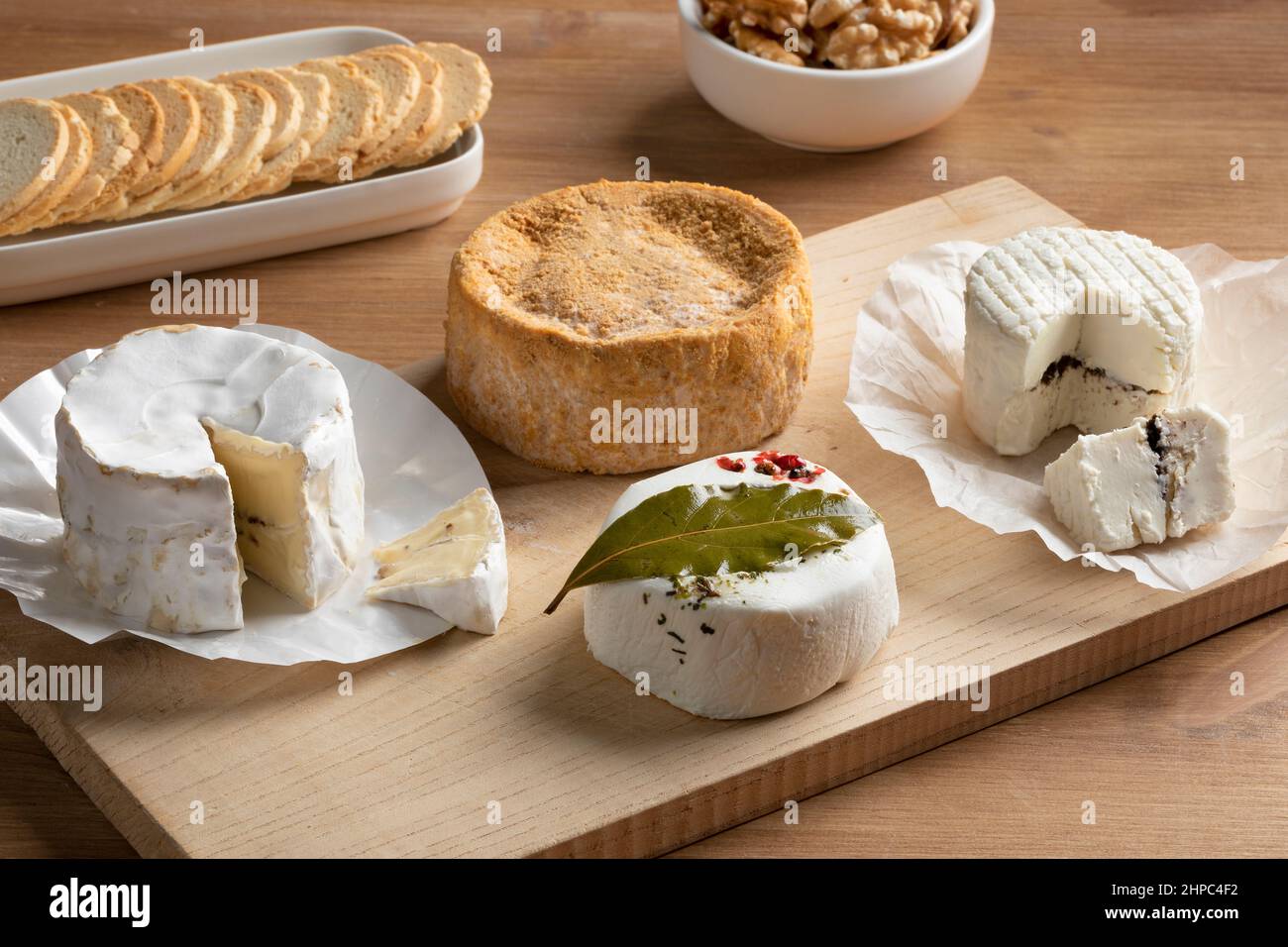 Tabla de quesos con variación de queso francés y piezas de cerca Foto de stock