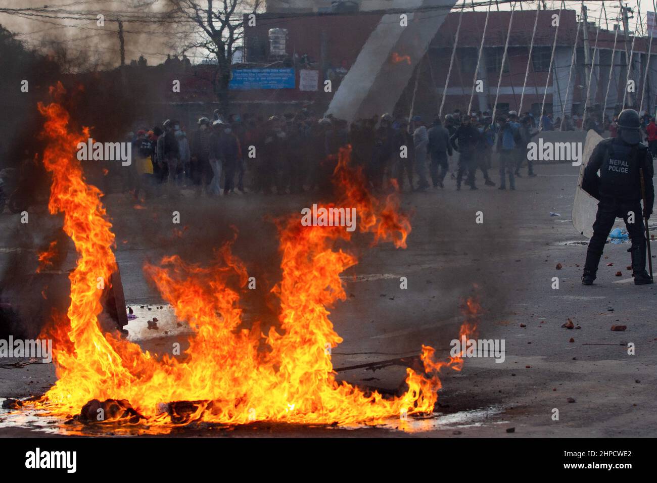 Katmandú, Nepal, Nepal. 16th Feb, 2022. Las llamas de fuego se ven en una llanta quemada establecida por los manifestantes durante una protesta en Katmandú.Diferentes partidos políticos, alas juveniles chocan con la policía de Nepal fuera del Parlamento Federal en protesta contra una subvención de US$ 500 millones conocida como el Pacto de la Corporación del Desafío del Milenio (MCC). El acuerdo, firmado en 2017, aún no ha sido ratificado por el parlamento, que tiene hasta finales de febrero de 2022 para hacerlo. Los manifestantes dicen que el acuerdo socava la soberanía de Nepal y le da demasiada influencia a Estados Unidos. (Imagen de crédito: © Prabbin Ranabhat/SOPA Images via ZUMA PR Foto de stock