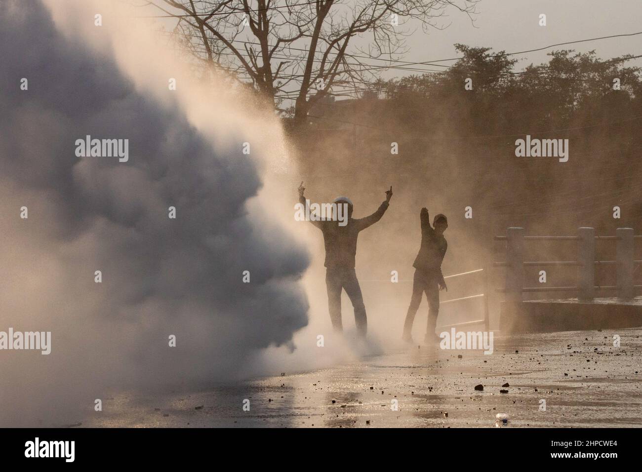 Katmandú, Nepal, Nepal. 16th Feb, 2022. La policía antidisturbios utiliza cañones de agua para dispersar a los manifestantes durante una protesta en Katmandú.Difentes partidos políticos, alas juveniles chocan con la policía de Nepal fuera del Parlamento Federal en protesta contra una subvención de US$ 500 millones conocida como el pacto de la Corporación del Desafío del Milenio (MCC). El acuerdo, firmado en 2017, aún no ha sido ratificado por el parlamento, que tiene hasta finales de febrero de 2022 para hacerlo. Los manifestantes dicen que el acuerdo socava la soberanía de Nepal y le da demasiada influencia a Estados Unidos. (Imagen de crédito: © Prabbin Ranabhat/SOPA Images via ZUMA Press Wire) Foto de stock