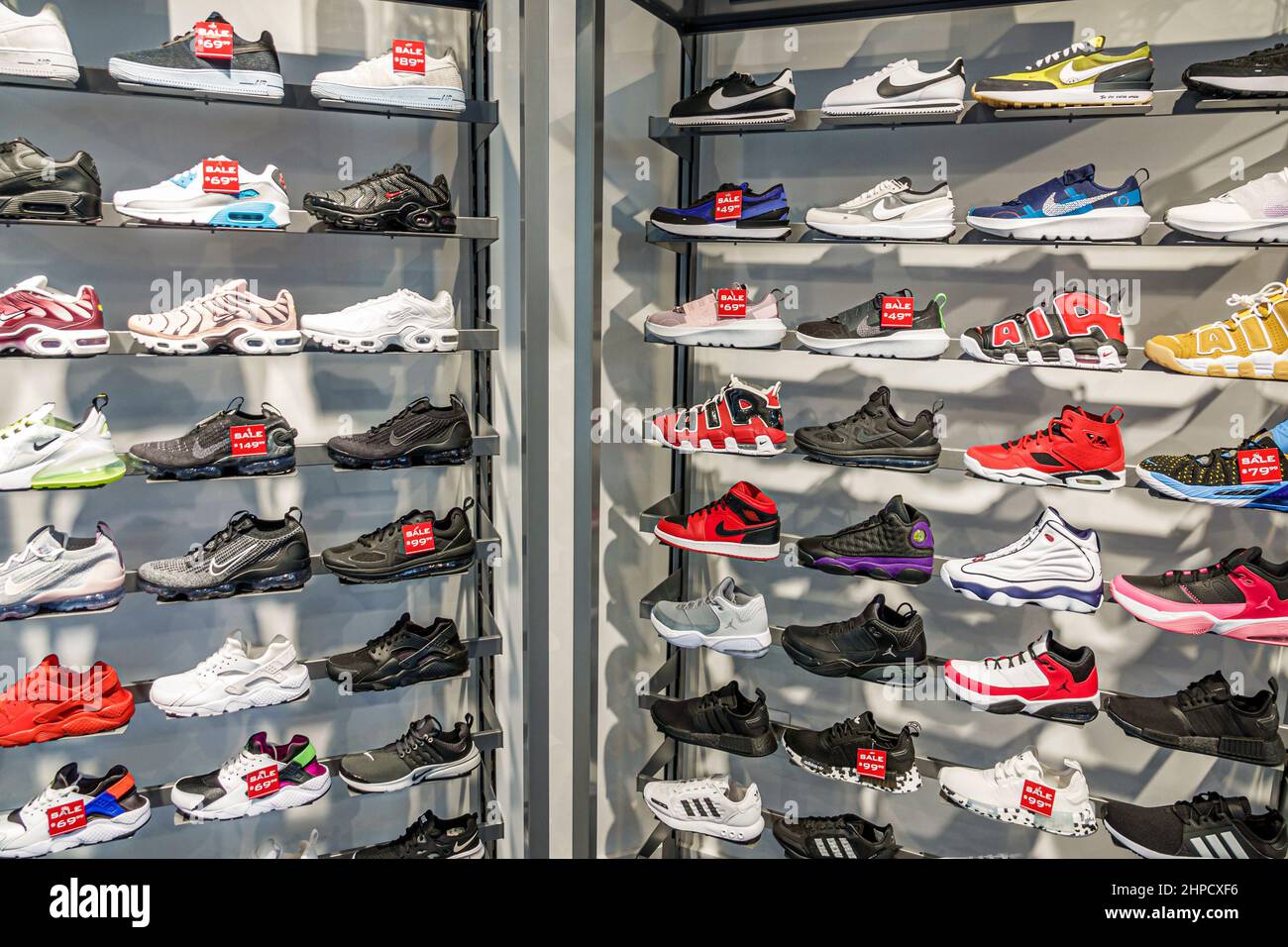 Miami Florida Wynwood Art District Foot Locker tiendas de zapatos  deportivos dentro de la venta de exposición interior Fotografía de stock -  Alamy