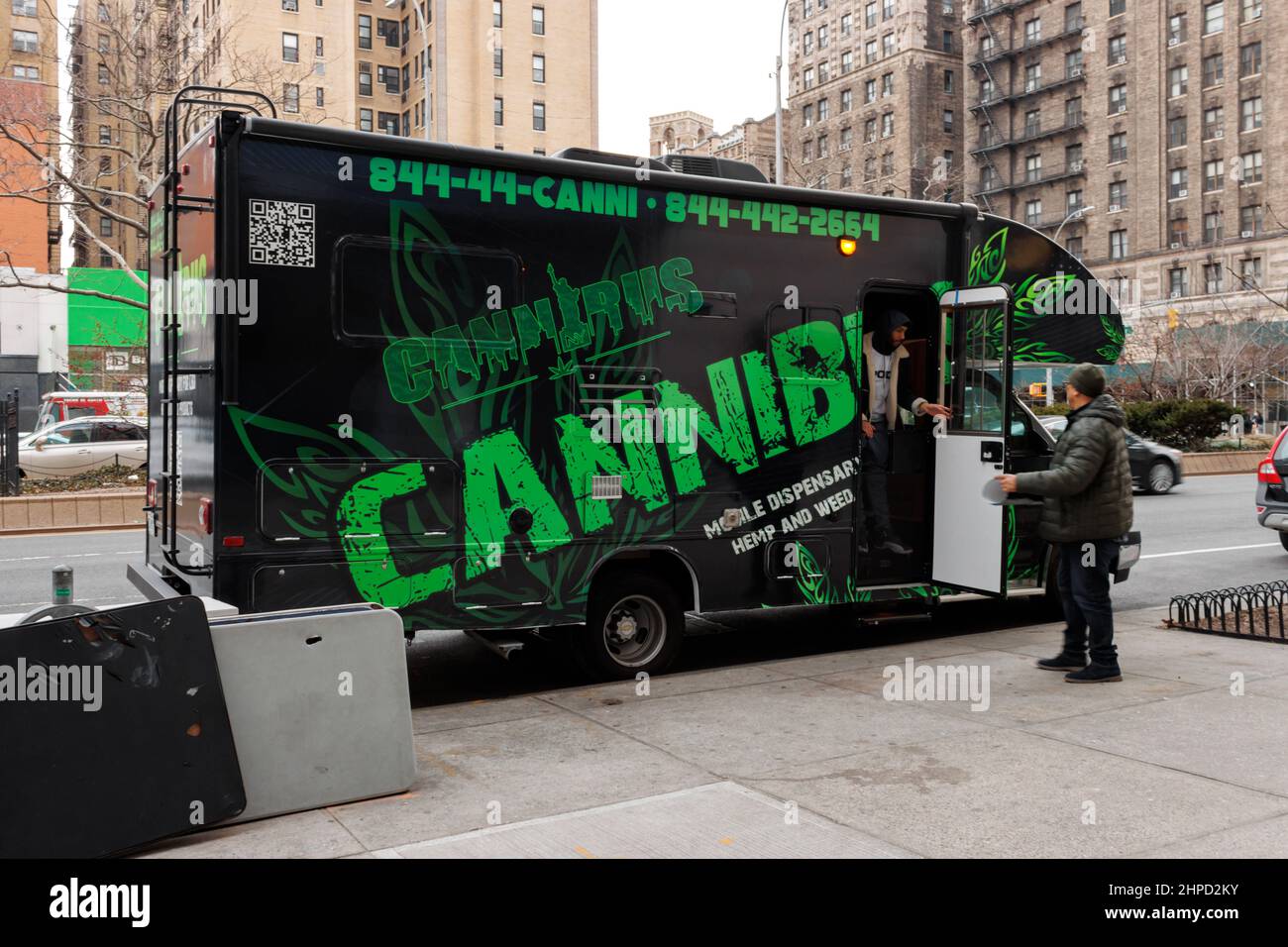 Cannibus, un dispensario móvil para CBD, cáñamo, macetas y productos de marihuana, estacionado en el Upper West Side de Nueva York, un nuevo servicio que sirve a la nueva lega Foto de stock