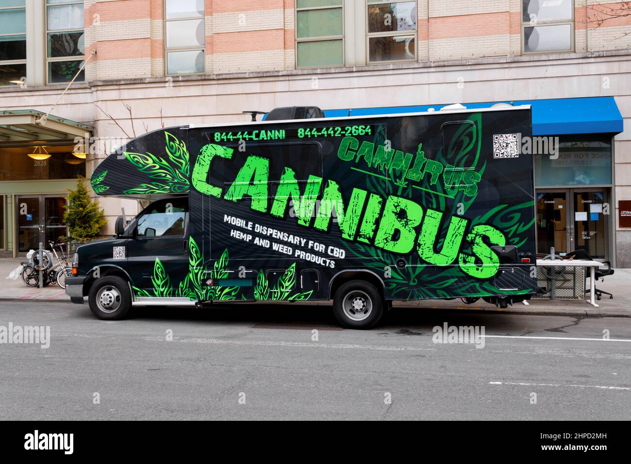 Cannibus, un dispensario móvil para CBD, cáñamo, macetas y productos de marihuana, estacionado en el Upper West Side de Manhattan, Nueva York, un nuevo servicio que sirve t Foto de stock