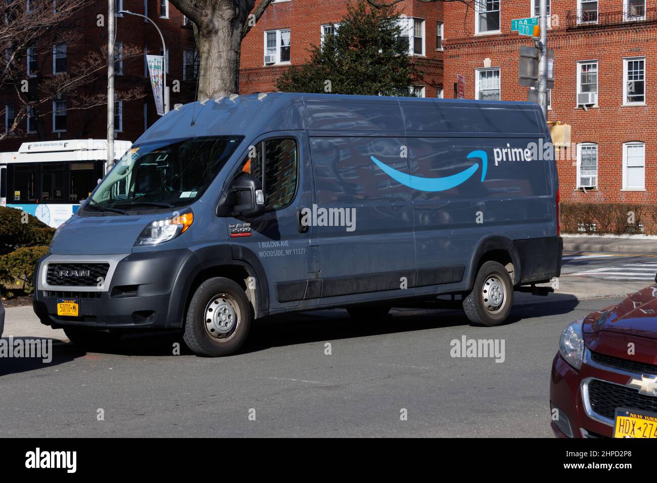 Una furgoneta o camión de entrega de primera calidad de Amazon aparcado en una calle en Queens, Nueva York Foto de stock