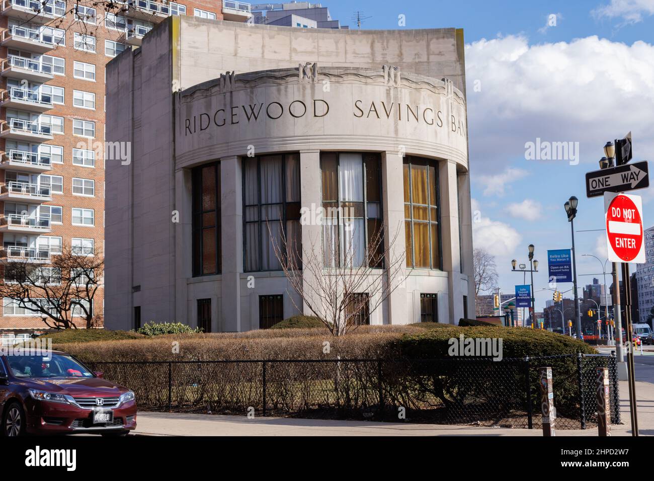 Ridgewood Savings Bank sucursal en Forest Hills, Queens, en la esquina de Queens Blvd. Y 70th Rd. En Nueva York Foto de stock