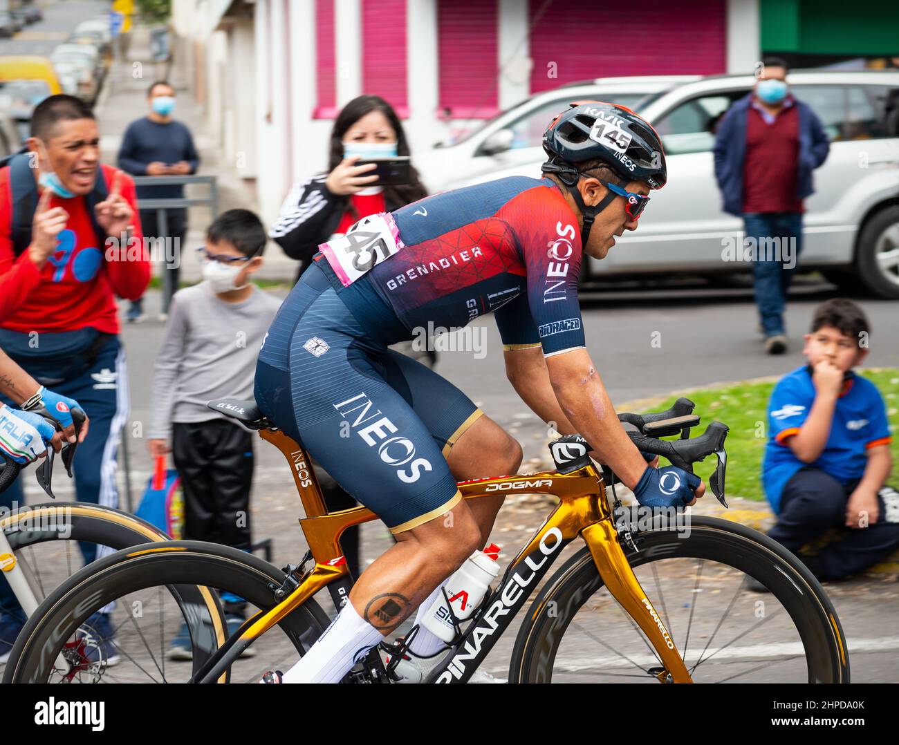 Richard Carapaz, ciclista ecuatoriano y medallista de oro en las olimpiadas de Tokio terminando segundo de la carrera de los hombres en bicicleta de oro en Ecuador, Quito, Ecuador. Foto de stock