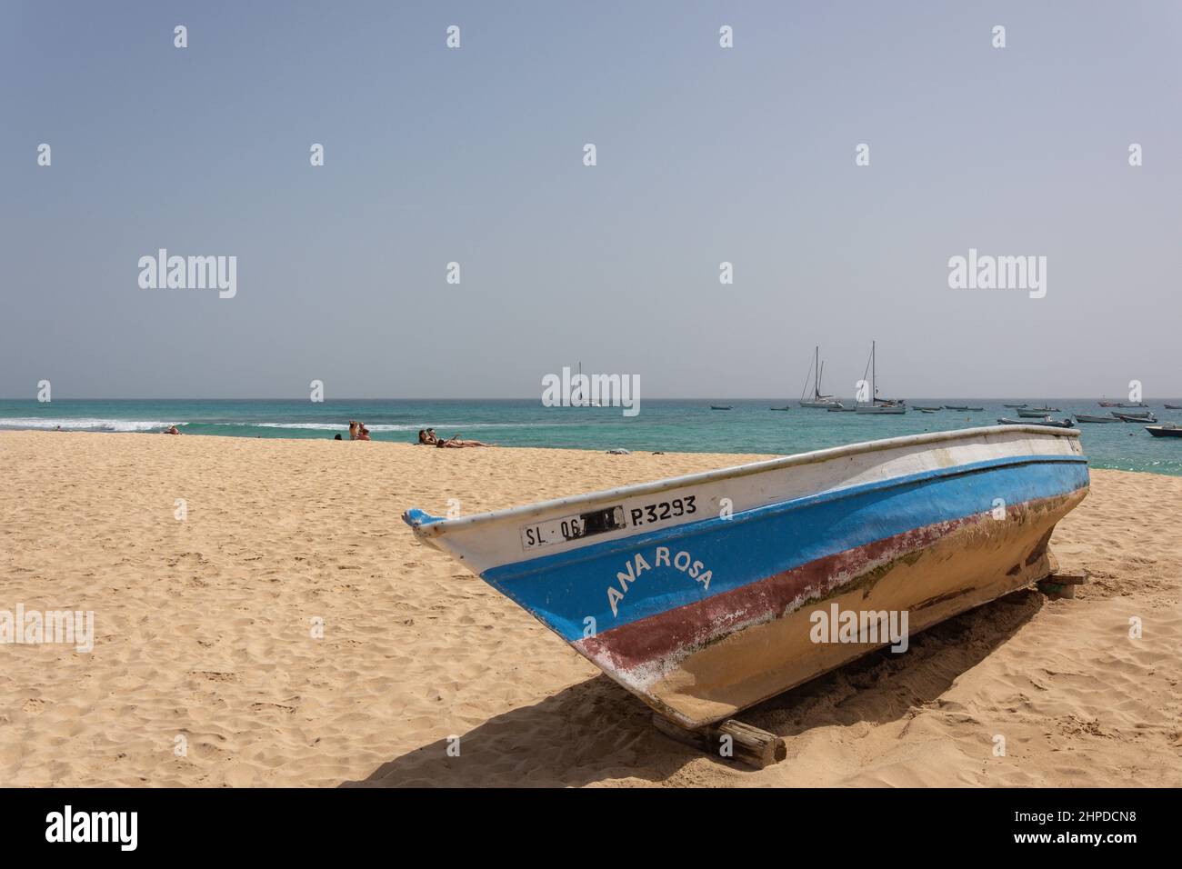 Colorido barco de pesca en la playa, Praia Santa Maria, Santa Maria, Sal, República de Cabo (Cabo Verde) Foto de stock