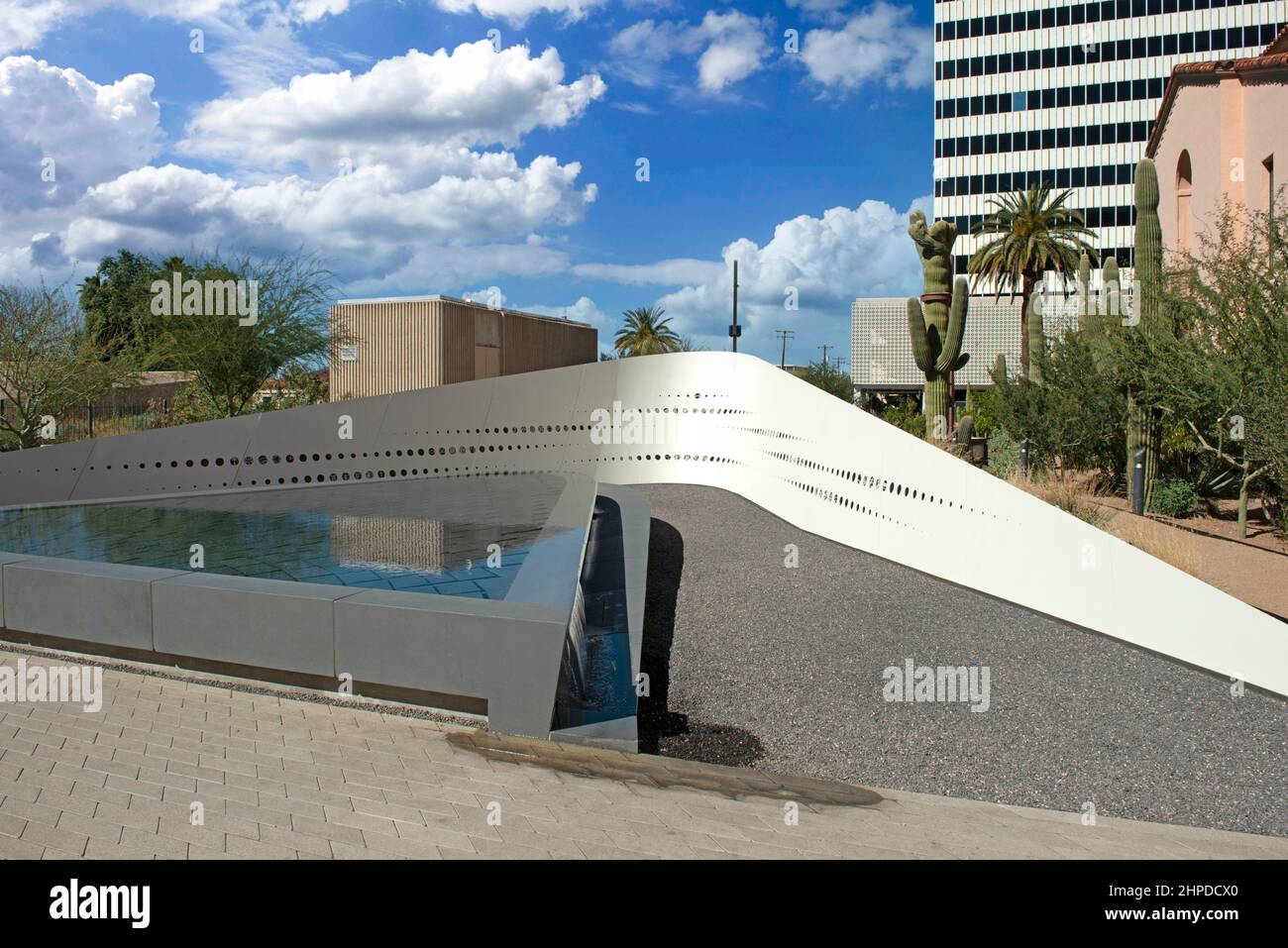El nuevo memorial llamado 'El abrazo' fuera del juzgado del condado de Pima en Tucson, Arizona Foto de stock