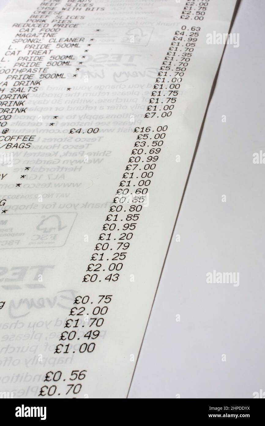 Una factura detallada de la compra del supermercado, recibo. Desde Tesco, Reino Unido. Foto de stock