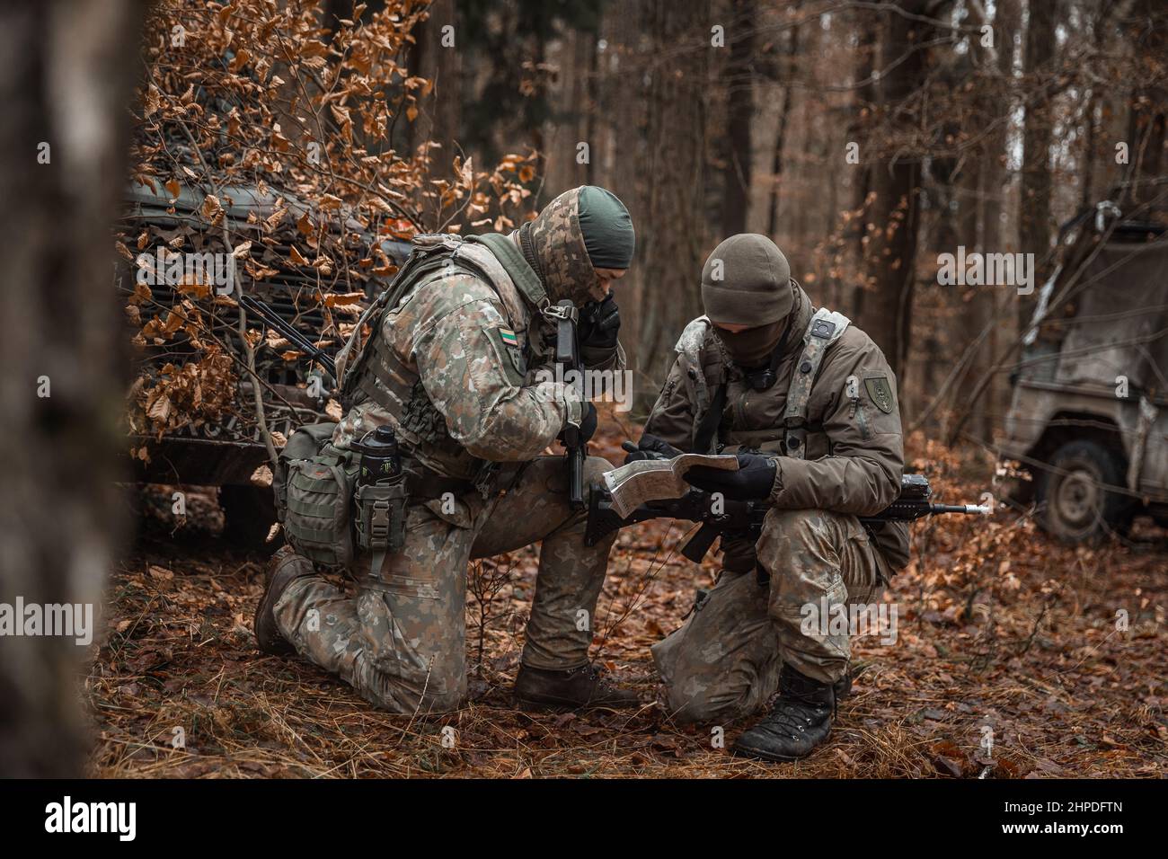 Los soldados lituanos leyeron un mapa durante el Espíritu Aliado 22 en el Área de Entrenamiento de Hohenfels en Alemania el 24 de enero de 2022. Allied Spirit 22 (AS22) es un Ejército de los Estados Unidos dirigido por Europa-África (USAREUR-AF), 7th Mando de Entrenamiento del Ejército (7ATC), dirigido por el Centro Común de Preparación Multinacional (JMRC), auspiciado por el ejercicio de entrenamiento para la Brigada de Infantería Mecanizada Letona 1st (LVA MI BDE) del 11 de enero de 22 al 05 de febrero de 22. El ejercicio desarrollará y mejorará la interoperabilidad y la preparación de la OTAN y de los socios clave a través de determinadas funciones de lucha contra la guerra. Foto de stock
