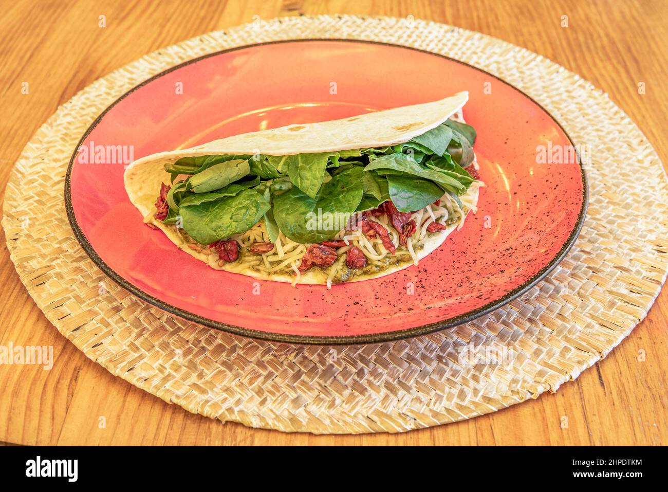 tortilla de maíz o trigo, doblada por la mitad que, dependiendo de la