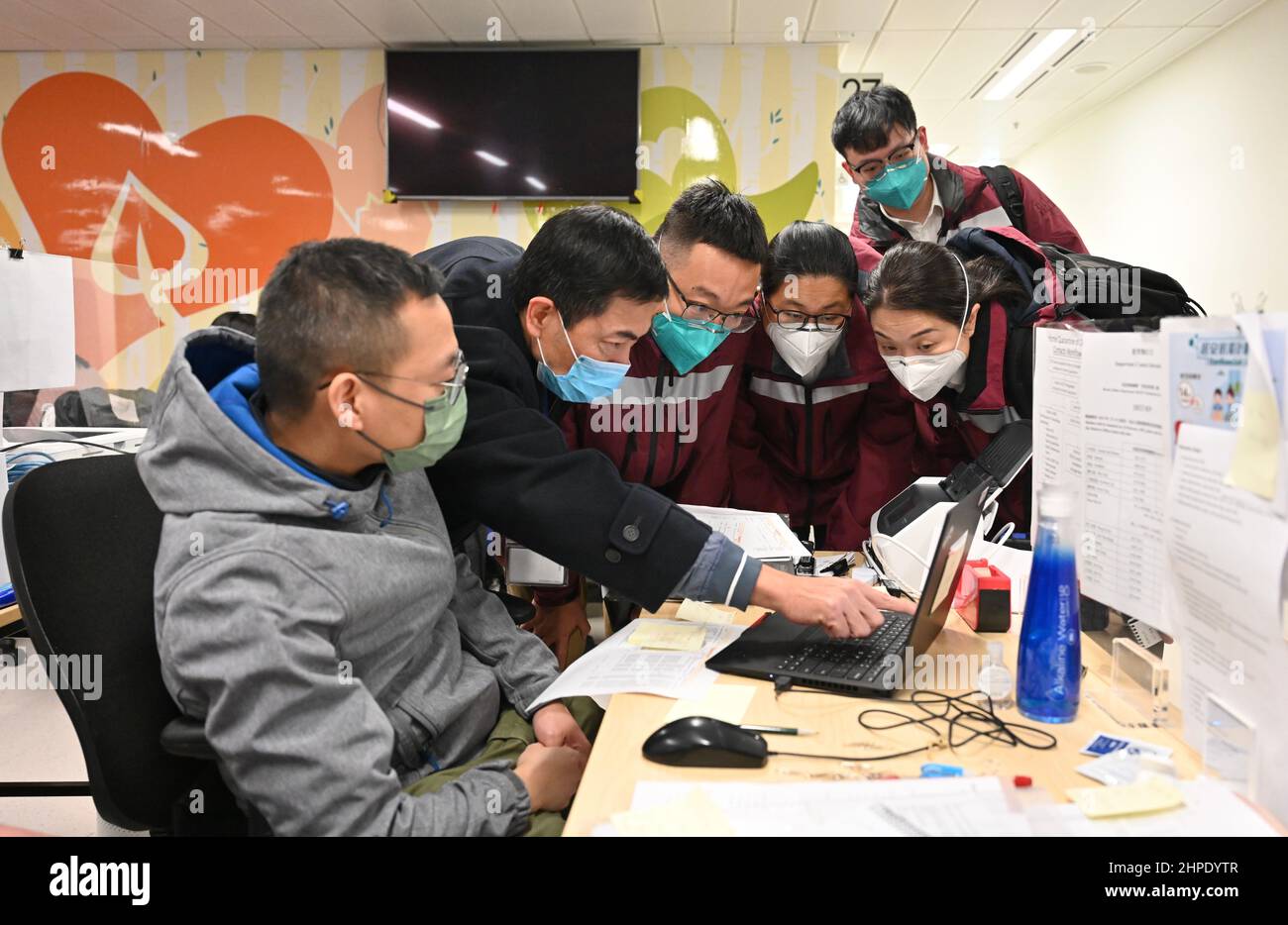 Hong Kong. 21st Feb, 2022. El equipo de expertos en epidemiología continental, acompañado por representantes del Departamento de Salud (DH) del gobierno de la Región Administrativa Especial de Hong Kong (RAEHK), visita el Grupo de Trabajo del Centro de Cuarentena para conocer el trabajo de cuarentena y aislamiento del gobierno de la RAEHK, en Hong Kong, al sur de China, el 20 de febrero de 2022. Dos delegaciones de expertos médicos del continente chino continuaron sus inspecciones del trabajo anti-COVID-19 de Hong Kong y el tratamiento de los pacientes el domingo. Crédito: Xinhua/Alamy Live News Foto de stock