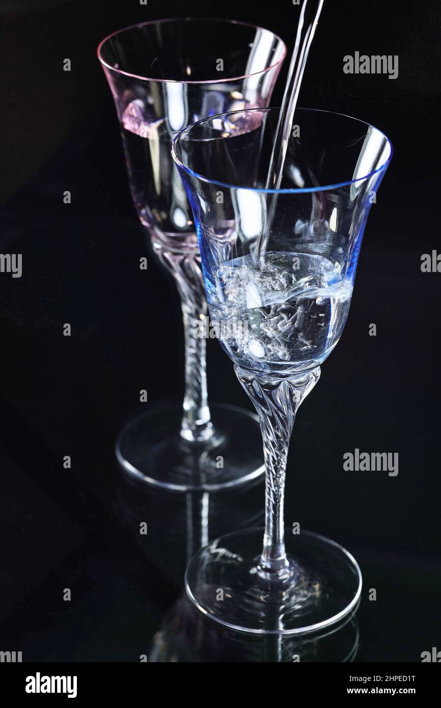 Par de copas de cristal transparente para la celebración Foto de stock