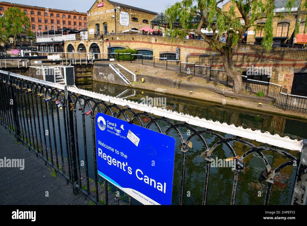 Regent's Canal cruzando Camden Town en Londres, Inglaterra Foto de stock