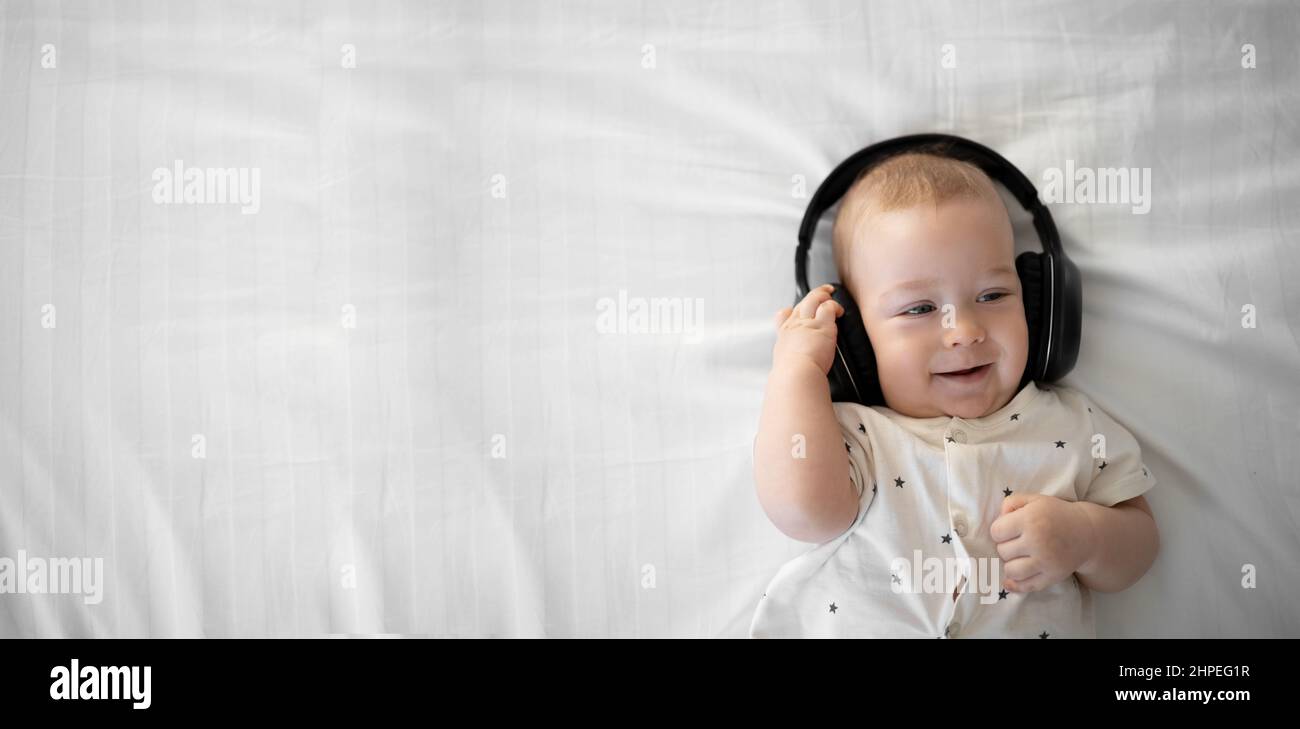 Fondo Bebe Usando Audifonos Fondo, Bebé Escuchando Música Imagen