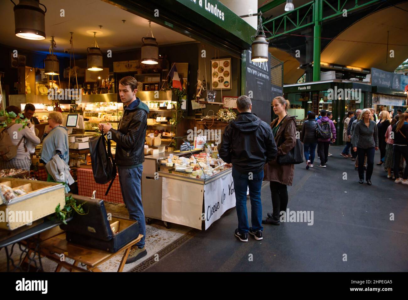 Borough Market, uno de los mercados de alimentos más antiguos de Londres, Inglaterra Foto de stock