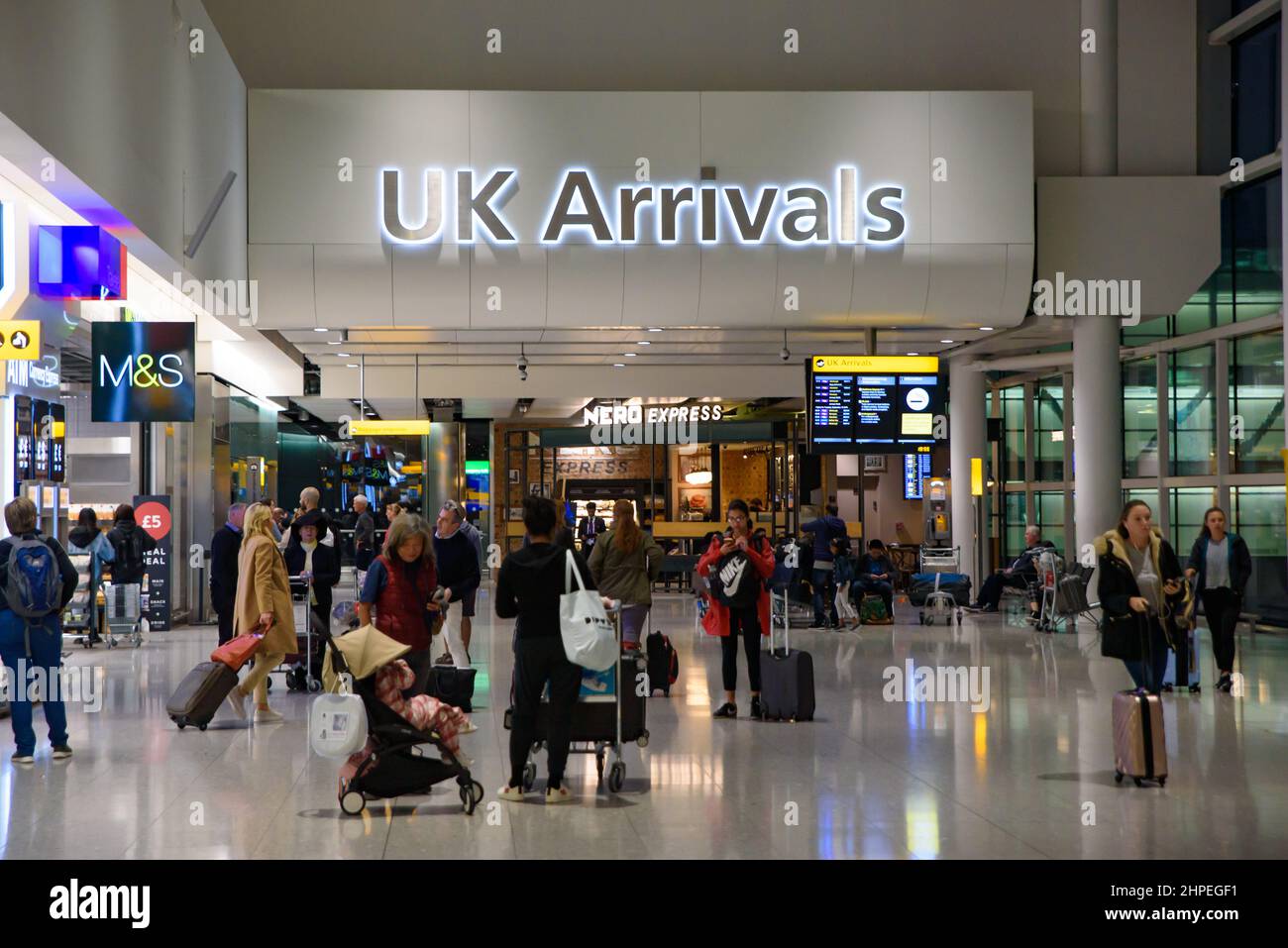 Llegadas del Reino Unido al aeropuerto de Heathrow en Londres, Inglaterra Foto de stock