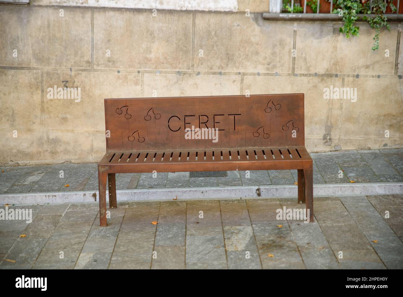 Un banco con las cartas de Ceret en Francia Foto de stock