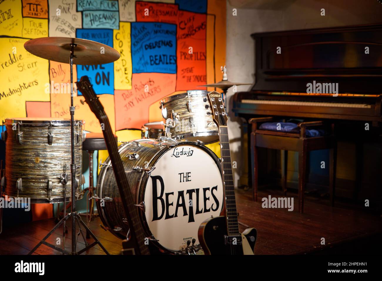 La exposición de instrumentos en The Beatles Story, un museo en Liverpool, Reino Unido Foto de stock