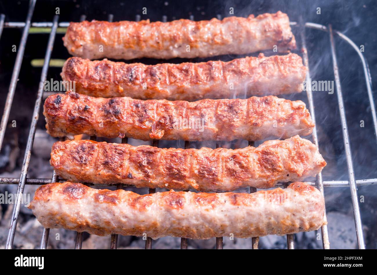 El cocinado. Cocinar con carbón de barbacoa en el jardín. La cocina turca, carne a la brasa. Foto de stock