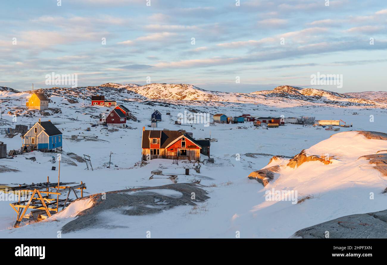 Luz nocturna en el pueblo de Oqaatsut en Groenlandia Occidental Foto de stock