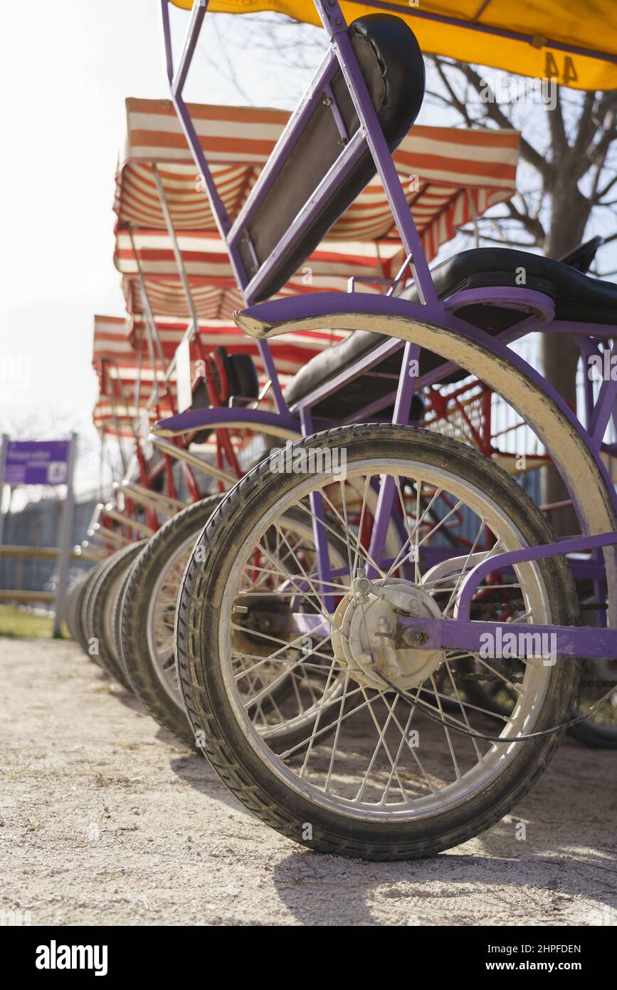 Alquiler de bicicletas en surrey o cuatriciclos para alquilar en Europe  Park Fotografía de stock - Alamy