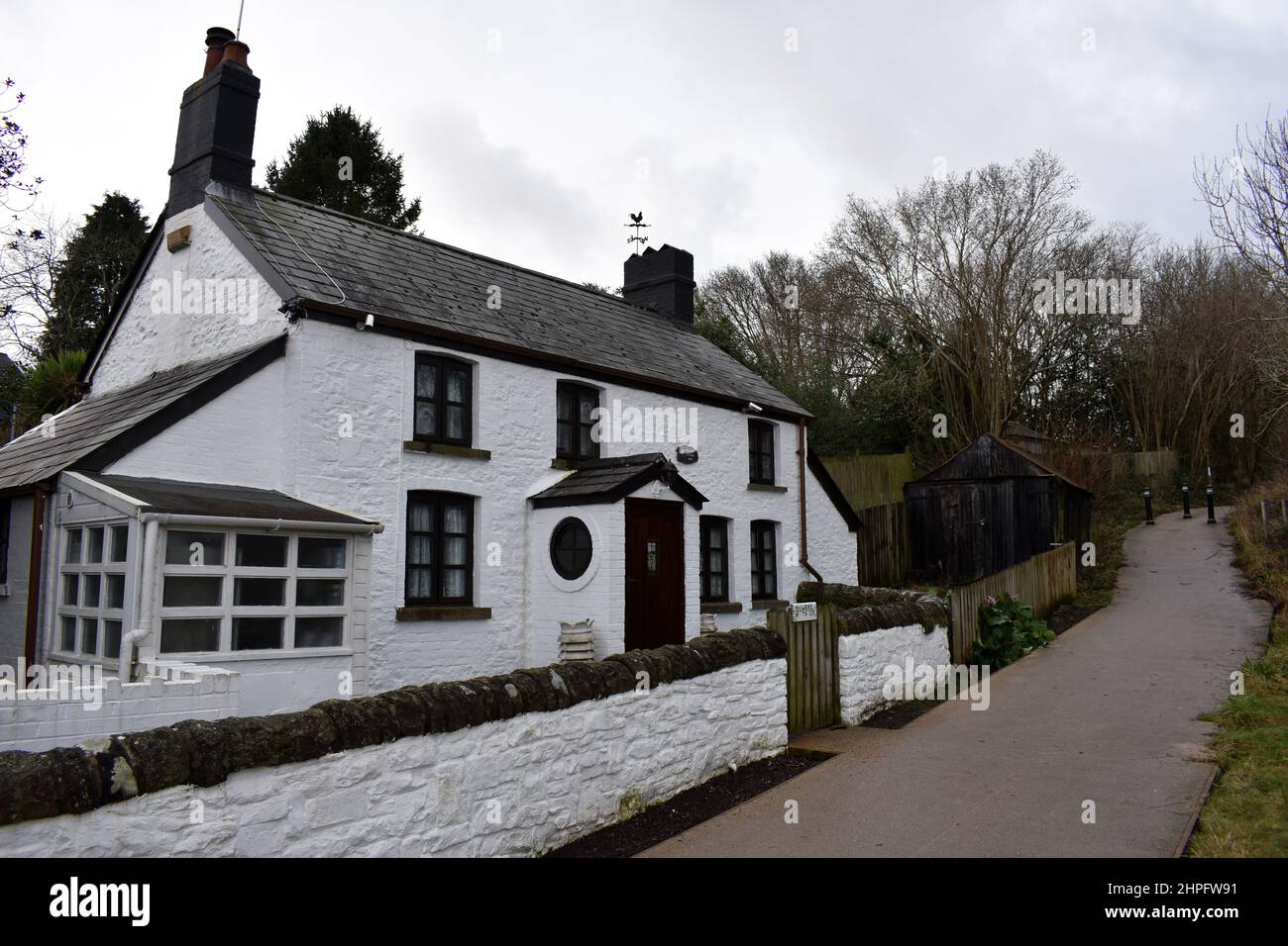 Pensarn Cottage, la vieja casa de los guardas, en el canal Fourteen locks Walk, Newport, Gales Foto de stock