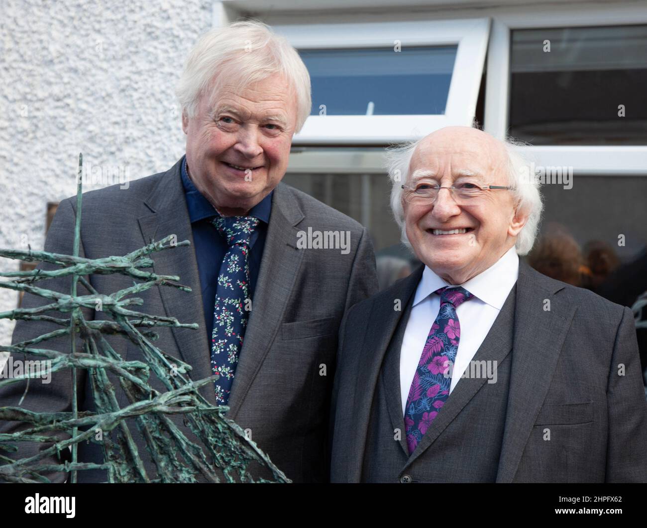 El escultor John Behan y el presidente de Irlanda Michael Higgins en la inauguración de una exposición de Behan en la Galería Kilcock, Irlanda Foto de stock