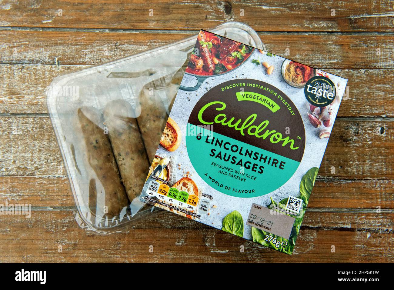 Paquete de salchichas vegetarianas Cauldron Lincolnshire sobre fondo de madera Foto de stock