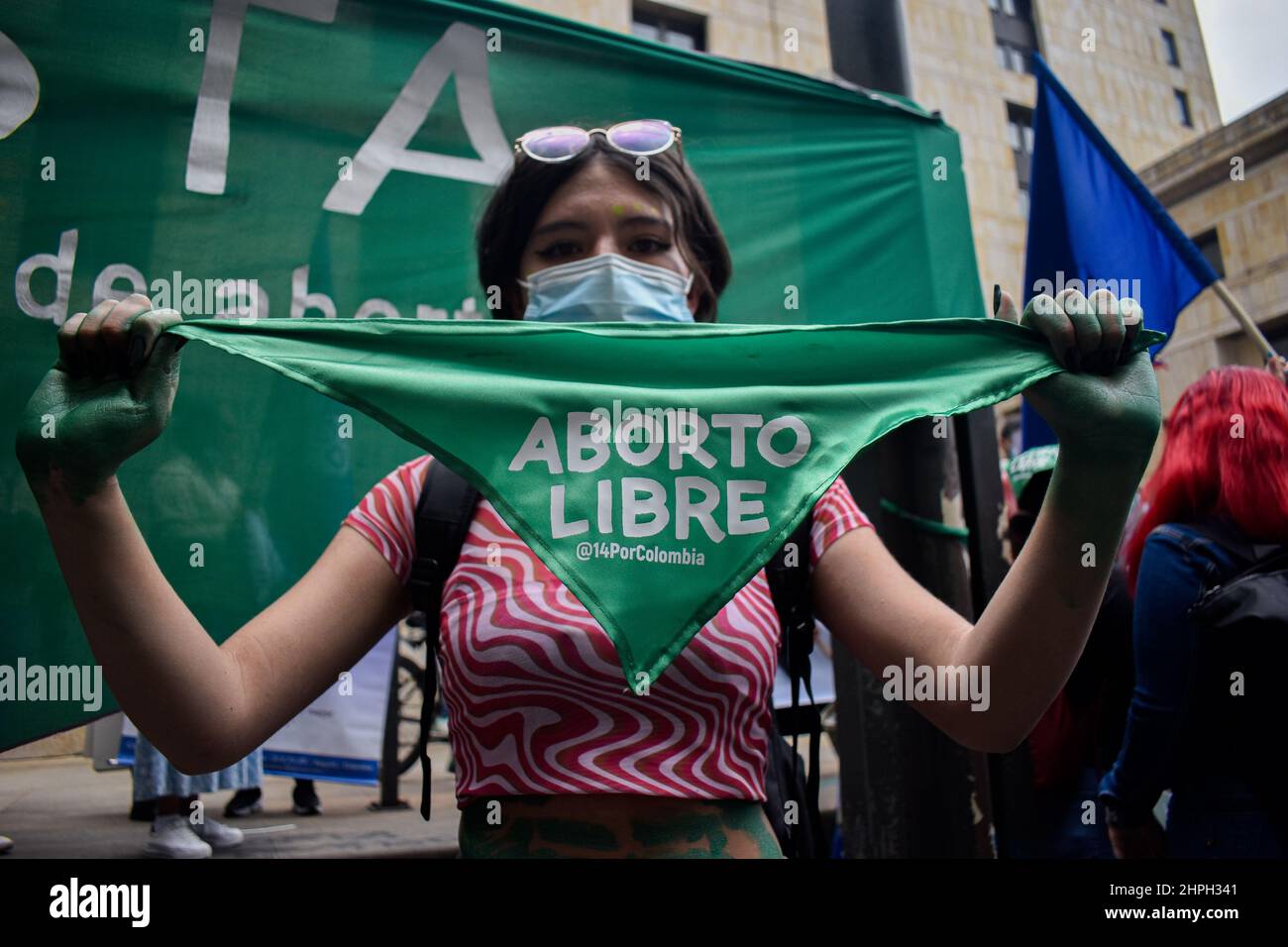 Manifestantes partidarios de la elección protestan con pancartas y señales en apoyo de la despenalización de los abortos, ya que tanto los movimientos pro-elección como los anti-aborto protestan afuera en apoyo y contra la despenalización de los abortos del Código Penal, ante la Corte Constitucional de Bogotá, Colombia, el 21 de febrero de 2022. Foto de stock