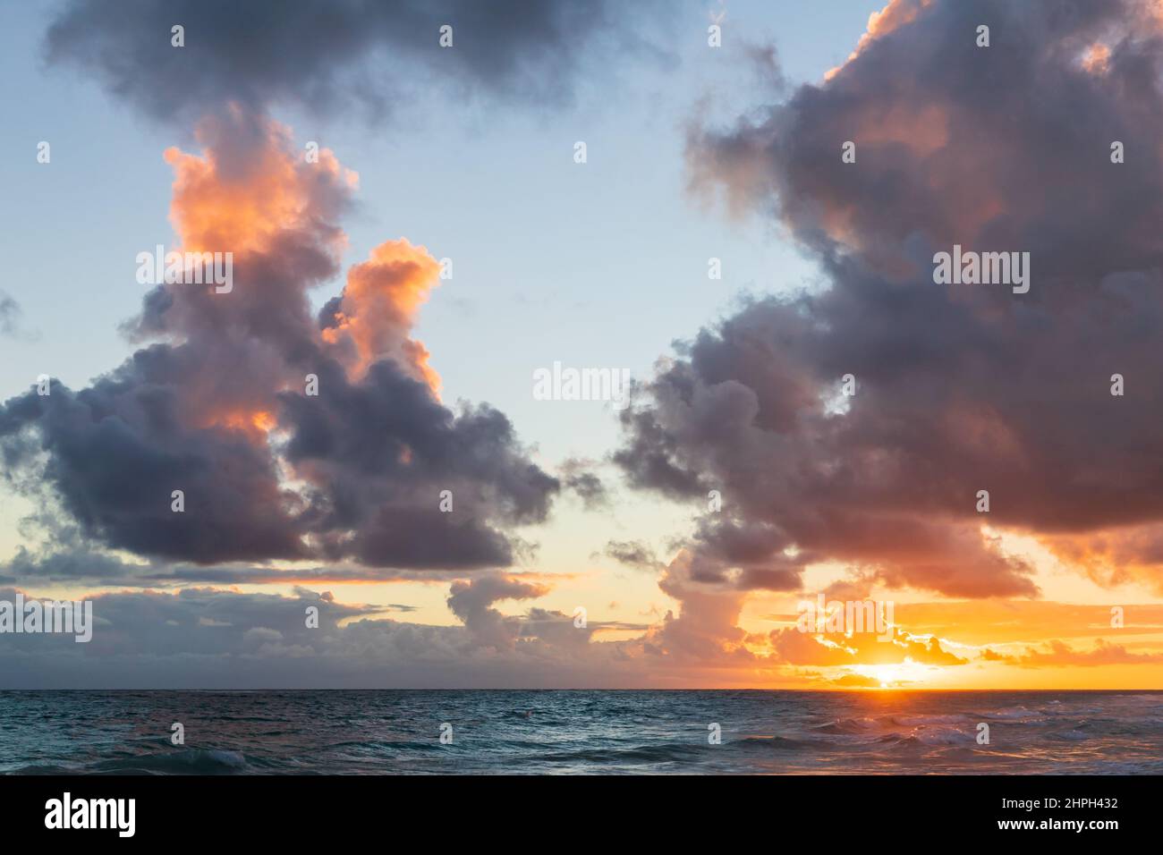 El colorido cielo del amanecer sobre el Océano Atlántico. Playa Bávaro, isla de Haití. República Dominicana, paisaje costero Foto de stock