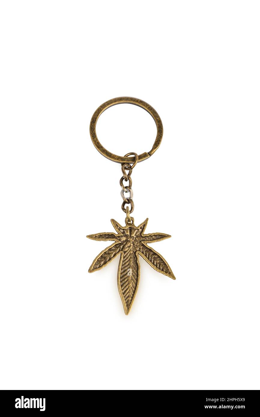 anillo de la llave de color dorado marihuana, aislado sobre fondo blanco Foto de stock