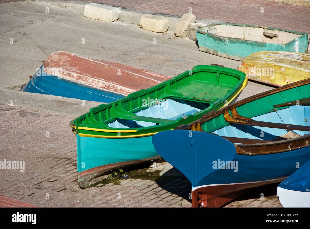 Barcos de colores vivos para la pesca en un pequeño puerto de la isla de Malta. Foto de stock