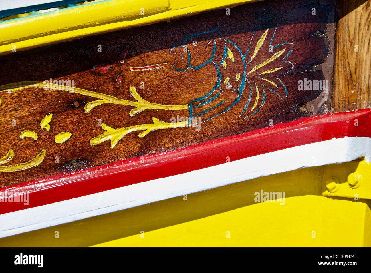 Detalle de decoración de madera en el colorido barco de pesca maltés. Foto de stock
