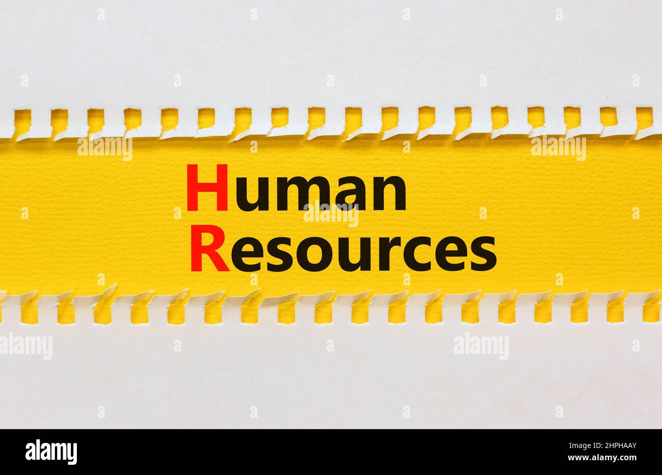 HR Símbolo de recursos humanos. Palabras conceptuales Recursos humanos en  papel amarillo sobre un hermoso fondo blanco de mesa amarilla. Resour  empresarial y humano de RR. HH Fotografía de stock - Alamy